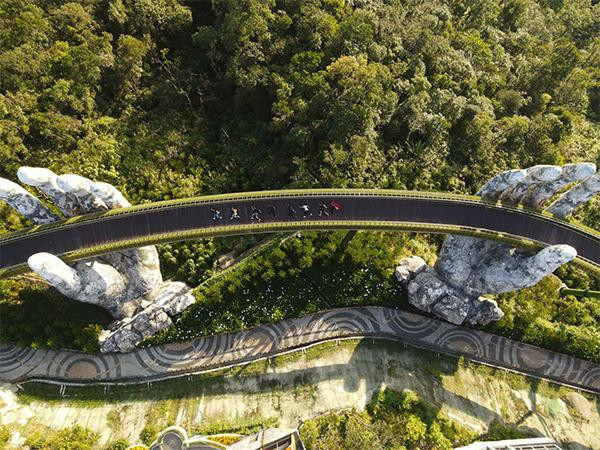 Cầu Vàng- cây cầu nổi tiếng được truyền thông thế giới ngợi ca và du khách khắp nơi tìm về Cầu Vàng- cây cầu nổi tiếng được truyền thông thế giới ngợi ca và du khách khắp nơi tìm về