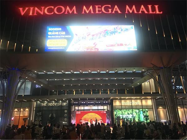 Cuộc thi V-Got Talent diễn ra tại Vincom Mega Mall Ocean Park thu hút rất đông gia đình đến ủng hộ, tạo nên “làn sóng” náo nhiệt trước TTTM bên biển hồ.