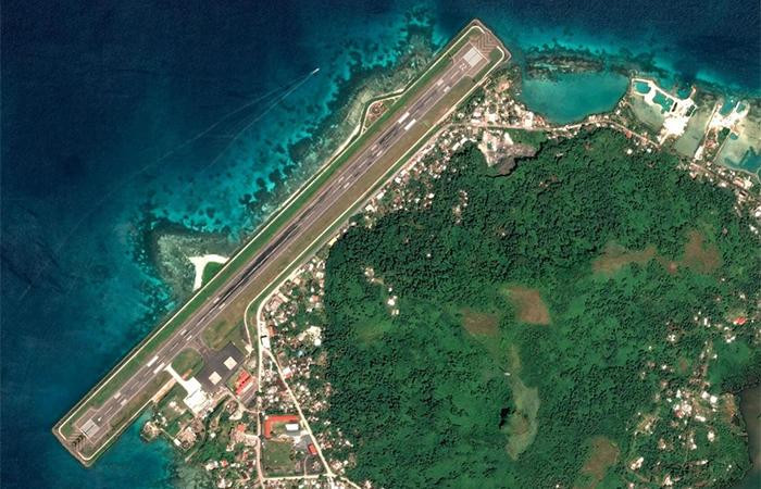 Đường băng sân bay quốc tế Chuuk trên đảo Weno, hòn đảo chính của bang Chuuk thuộc Liên bang Micronesia