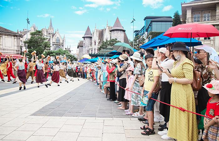 Du khách hào hứng xem màn trình diễn “Mùa vàng bội thu” tại Sun World Ba Na Hills