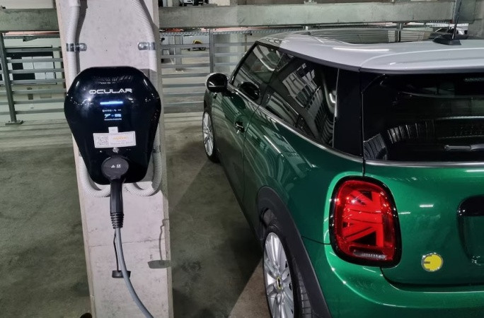 Tokyo, Nhật Bản áp dụng quy định bắt buộc tất cả chung cư mới đều phải trang bị bộ sạc xe điện. Ảnh: ABC News Tokyo, Nhật Bản áp dụng quy định bắt buộc tất cả chung cư mới đều phải trang bị bộ sạc xe điện. Ảnh: ABC News