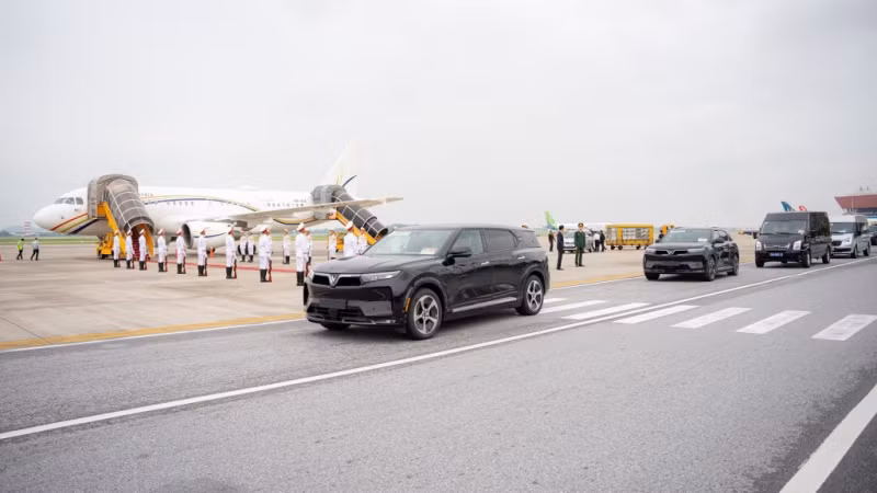 Dàn xe VinFast VF 9 hộ tống các chính trị gia hàng đầu khu vực.