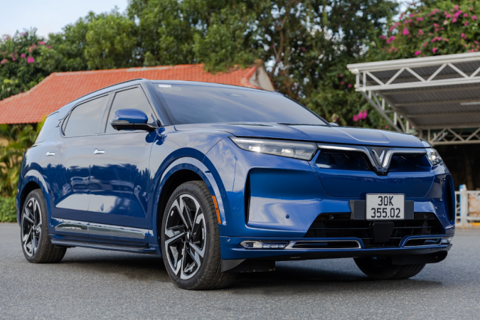 Cận cảnh chiếc VinFast VF 9 mang gam màu VinFast Blue chuyên chở các siêu sao tham dự Đại nhạc hội 8Wonder tại Nha Trang vừa qua.