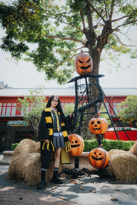 Du khách khu du lịch thích thú khi được chụp hình Halloween từ sớm