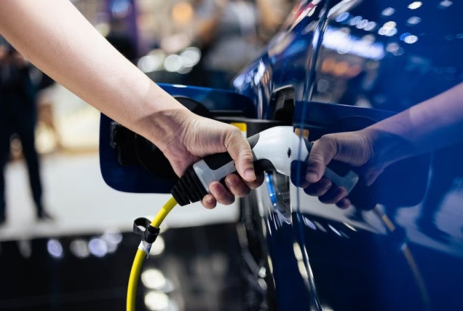 Hạ tầng trạm sạc được nhiều chủ đầu tư bất động sản chạy đua hoàn thiện theo tốc độ tăng trưởng của xe điện. Ảnh: ABC News Hạ tầng trạm sạc được nhiều chủ đầu tư bất động sản chạy đua hoàn thiện theo tốc độ tăng trưởng của xe điện. Ảnh: ABC News