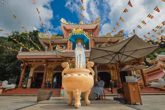 Hình tượng Quán Thế Âm Bồ Tát tại Linh Sơn Tiên Thạch Tự trong ngày Lễ. Ảnh: Sun World Ba Den Mountain