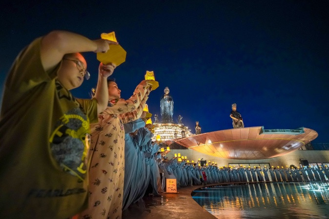 Nghi thức dâng đăng trong dịp Lễ vía Quán Thế Âm đản sinh 2023. Ảnh: Ngô Trần Hải An Nghi thức dâng đăng trong dịp Lễ vía Quán Thế Âm đản sinh 2023. Ảnh: Ngô Trần Hải An