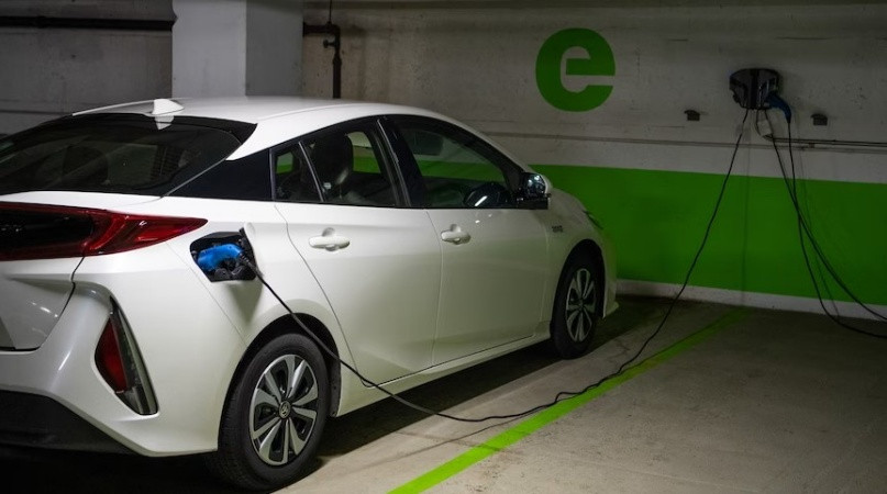 "Quyền sạc xe điện” được ban hành ở nhiều quốc gia trên thế giới. Ảnh: Motortrend "Quyền sạc xe điện” được ban hành ở nhiều quốc gia trên thế giới. Ảnh: Motortrend