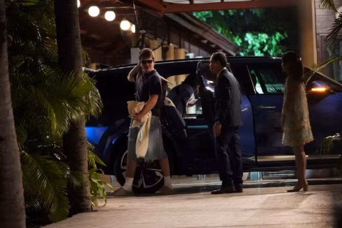 Charlie Puth rất thoải mái và vui vẻ khi bước xuống từ chiếc VinFast VF 9 sau một hành trình dài.