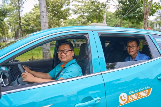 Anh Hoàng Văn Long (Bình Dương, ngồi ghế sau) là khách hàng thứ 6.000.001 của Xanh SM. Anh Hoàng Văn Long (Bình Dương, ngồi ghế sau) là khách hàng thứ 6.000.001 của Xanh SM.