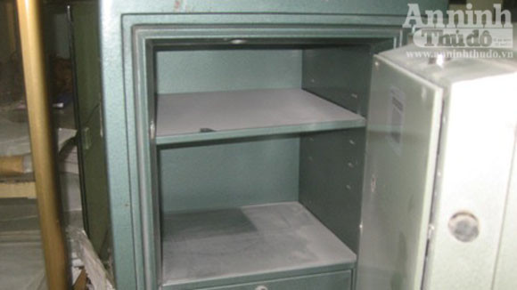 Nguyễn Thị Dậu cùng 2 đồng xu được xem là đồng tiền may mắn của dân làm ăn