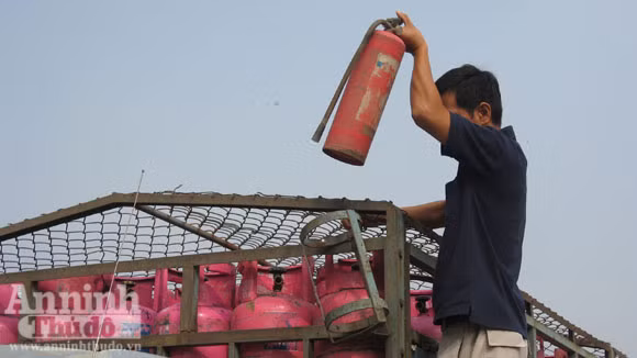 Bình chữa cháy hỏng, hết khí được bày làm "cảnh"