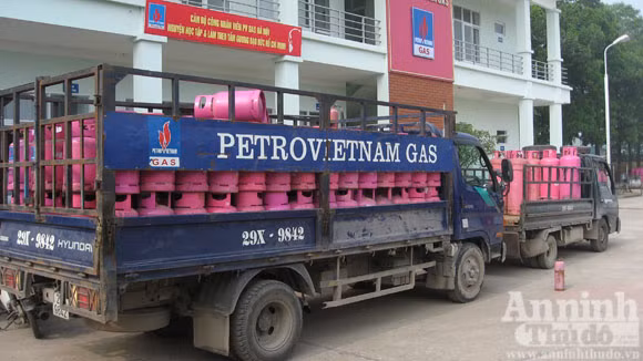 Nhiều xe vi phạm khác cũng thản nhiên ra vào Trạm chiết nạp gas