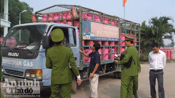 Hoảng hồn xem vi phạm vận chuyển gas ảnh 1
