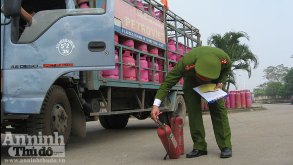 Bình chữa cháy hỏng, hết khí được bày làm "cảnh" Bình chữa cháy hỏng, hết khí được bày làm "cảnh"