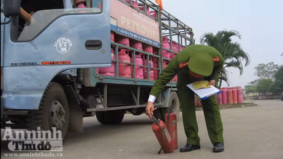 Bình chữa cháy hỏng, hết khí được bày làm "cảnh"