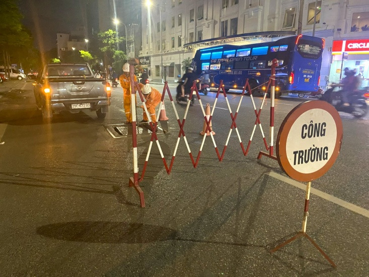 Công nhân EVNHANOI kiểm tra tuyến cáp ngầm 110kV phục vụ Đại lễ A80