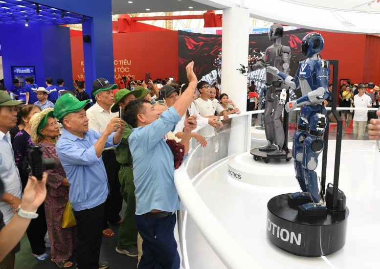 Gian triển lãm của Vingroup mang tới những câu chuyện truyền cảm hứng về hành trình vươn lên từ nội lực của tập đoàn kinh tế tư nhân lớn nhất Việt Nam. Trong đó, những sản phẩm trong lĩnh vực công nghệ như VinRobotics, VinMotion nhận được sự quan tâm đặc biệt.