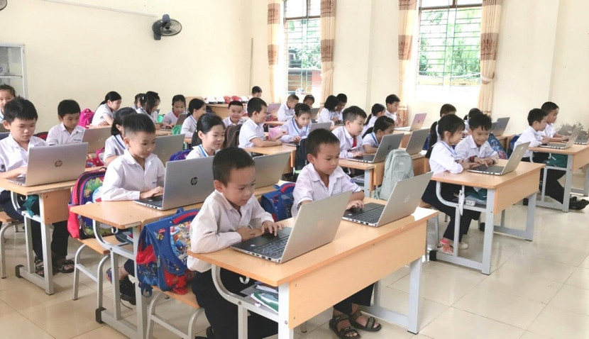 Hàng chục ngàn bộ máy tính mới được Quỹ Thiện Tâm trao tặng cho các em học sinh vùng sâu, vùng xa để ươm mầm tri thức và trao cơ hội tiếp cận công nghệ thông tin trong thời đại số