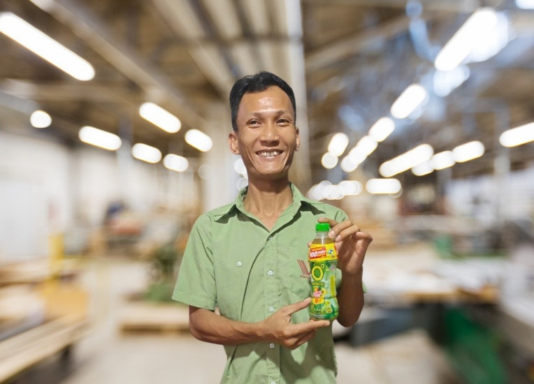 Trước đó, anh Nguyễn Xuân Trung (xã Xuân Lộc, Đồng Nai) cũng may mắn trúng 100 triệu đồng nhờ uống Trà Xanh Không Độ.