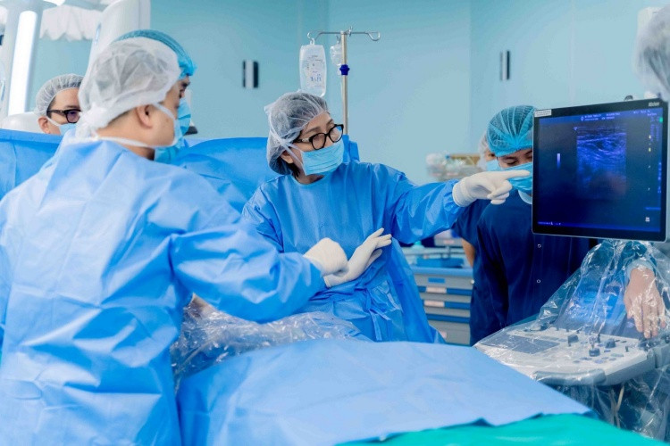 ThS.BS Đinh Thị Hiền Lê cùng ekip thực hiện can thiệp bào thai cho thai phụ, đã cứu sống nhiều thai nhi mắc bệnh lý nặng từ giai đoạn bào thai. ThS.BS Đinh Thị Hiền Lê cùng ekip thực hiện can thiệp bào thai cho thai phụ, đã cứu sống nhiều thai nhi mắc bệnh lý nặng từ giai đoạn bào thai.