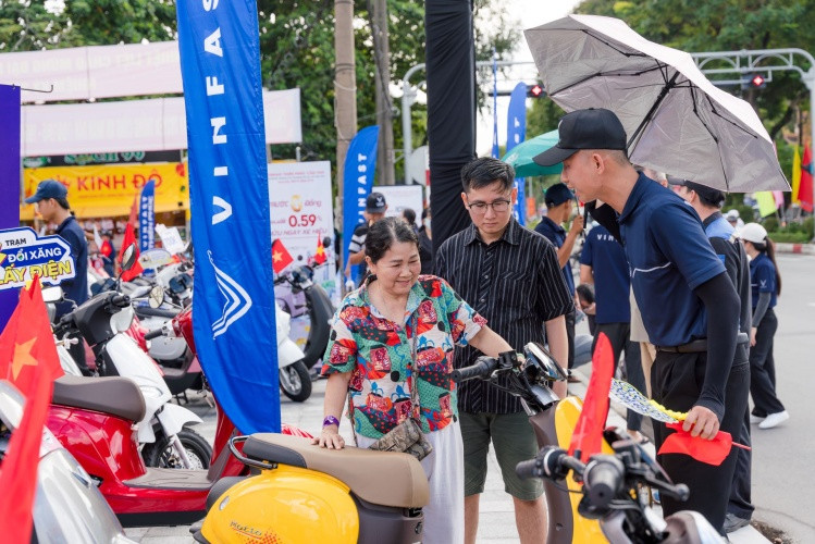 Nhiều khách hàng quyết định đổi xe máy xăng lấy xe máy điện ngay tại các điểm sự kiện.