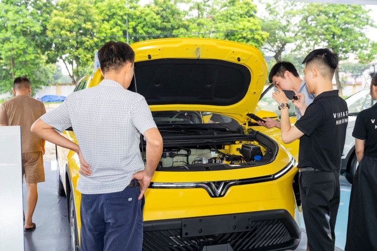 Nhiều tài xế dịch vụ hào hứng với cơ hội sở hữu Limo Green