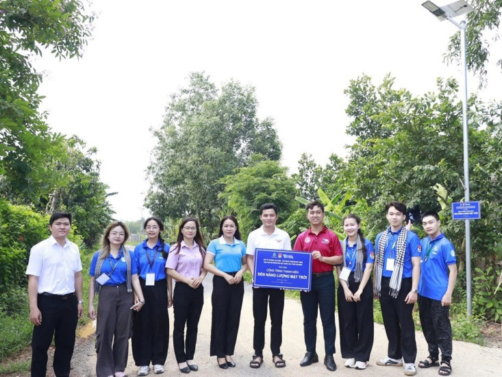 Đoàn thanh niên Đại học quốc gia TP. Hồ Chí Minh đã tổ chức lễ khánh thành công trình thắp sáng đường quê tại xã Sơn Mỹ, tỉnh Lâm Đồng trong Chiến dịch tình nguyện hè năm 2025. Hàng chục đèn năng lượng mặt trời do Quỹ Vì tương lai xanh tài trợ được lắp đặt dọc tuyến đường nông thôn, góp phần đảm bảo an toàn, tạo điều kiện sinh hoạt thuận lợi cho người dân địa phương. Đoàn thanh niên Đại học quốc gia TP. Hồ Chí Minh đã tổ chức lễ khánh thành công trình thắp sáng đường quê tại xã Sơn Mỹ, tỉnh Lâm Đồng trong Chiến dịch tình nguyện hè năm 2025. Hàng chục đèn năng lượng mặt trời do Quỹ Vì tương lai xanh tài trợ được lắp đặt dọc tuyến đường nông thôn, góp phần đảm bảo an toàn, tạo điều kiện sinh hoạt thuận lợi cho người dân địa phương.