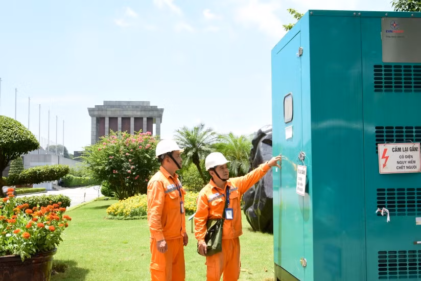 Công nhân EVNHANOI kiểm tra máy phát tại Lăng Chủ tịch Hồ Chí Minh Công nhân EVNHANOI kiểm tra máy phát tại Lăng Chủ tịch Hồ Chí Minh