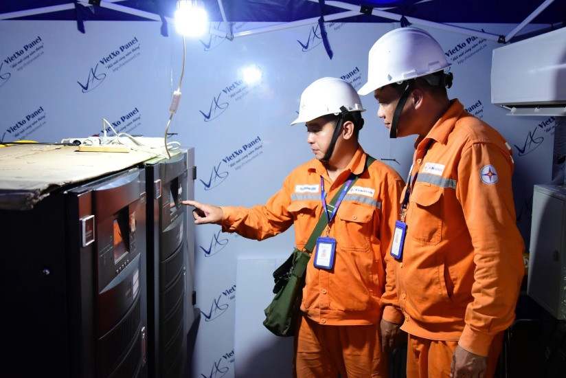 Họ cẩn trọng rà soát từng thiết bị điện, tỉ mỉ kiểm tra hệ thống máy phát và UPS, để từng ánh sáng nơi đây luôn rực rỡ, vững vàng trong thời khắc trọng đại của Tổ quốc.