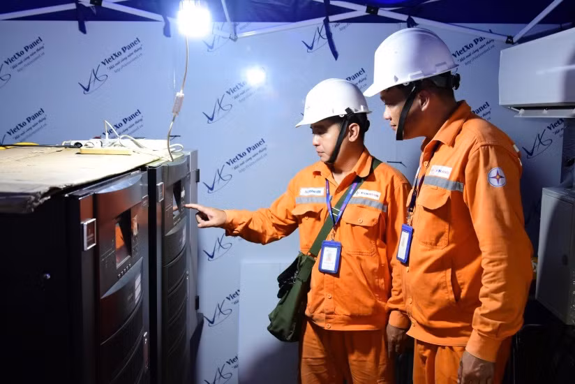 Họ cẩn trọng rà soát từng thiết bị điện, tỉ mỉ kiểm tra hệ thống máy phát và UPS, để từng ánh sáng nơi đây luôn rực rỡ, vững vàng trong thời khắc trọng đại của Tổ quốc.