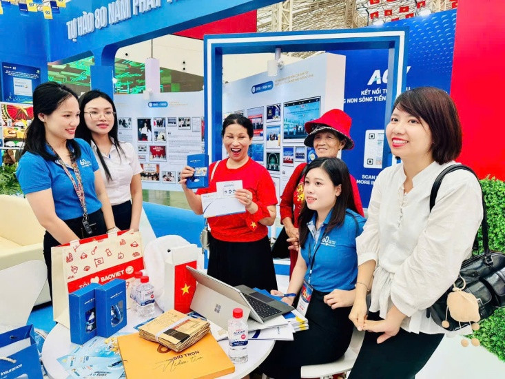 Khách hàng tham gia minigame vui nhộn, nhận quà tặng ý nghĩa