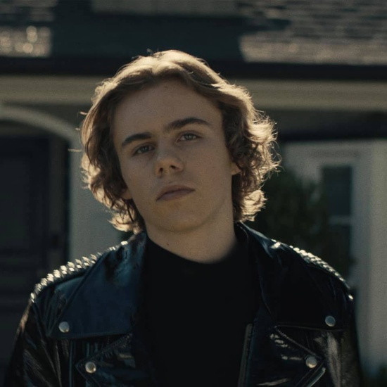 LAROI bắt đầu con đường sự nghiệp bằng việc thu âm những đoạn rap trên iPhone của mẹ và đăng tải lên MXH - ảnh: FBNV