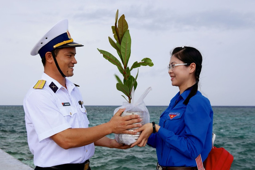 Dù hiếm khi có cơ hội được đặt chân tới Trường Sa nhưng mỗi người Việt Nam đều có thể “hóa thân” thành chiến sĩ Hải quân mang những cây non vượt sóng ra đảo xa. Dù hiếm khi có cơ hội được đặt chân tới Trường Sa nhưng mỗi người Việt Nam đều có thể “hóa thân” thành chiến sĩ Hải quân mang những cây non vượt sóng ra đảo xa.
