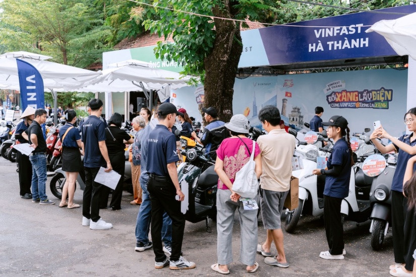 Sự kiện “Đổi xăng lấy điện - Cùng VinFast kiến tạo tương lai xanh” vẫn duy trì sức hút tại TP.HCM