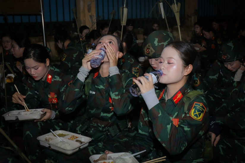 Các khối diễu binh, diễu hành được nghỉ ngơi tại chỗ và dành thời gian ăn uống, bổ sung năng lượng. Các chiến sĩ vẫn tập luyện chăm chỉ từ trước và trong cả ngày 29/8 – trước lễ tổng duyệt một ngày. Với cường độ và sức ép cao, việc duy trì dinh dưỡng hợp lý rất quan trọng.