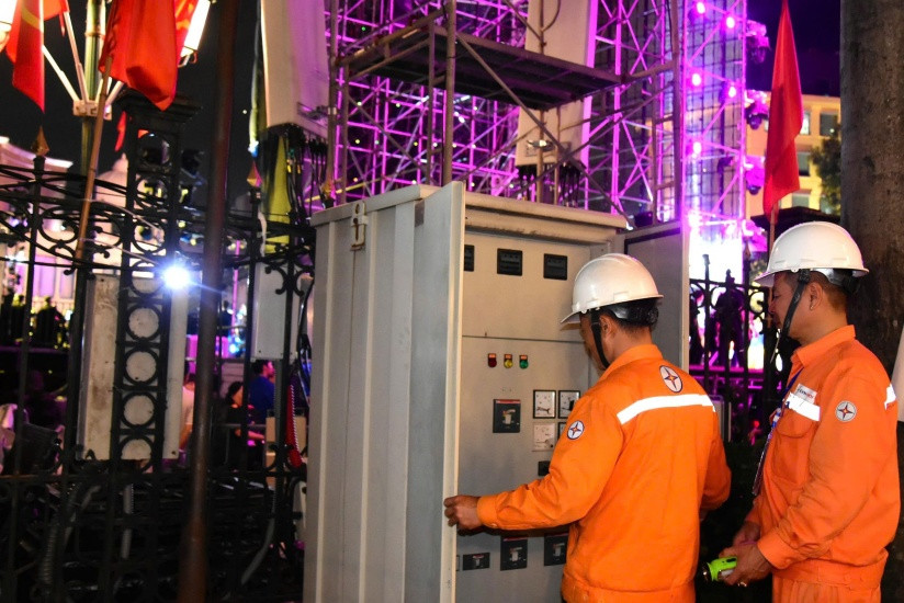 Sẵn sàng ứng phó với mọi tình huống để ánh sáng trên sân khấu, để âm nhạc, lời ca và niềm vui trọn vẹn vang lên không bị gián đoạn (Chương trình Hà Nội - Từ mùa thu lịch sử 1945 tại Nhà hát Lớn)