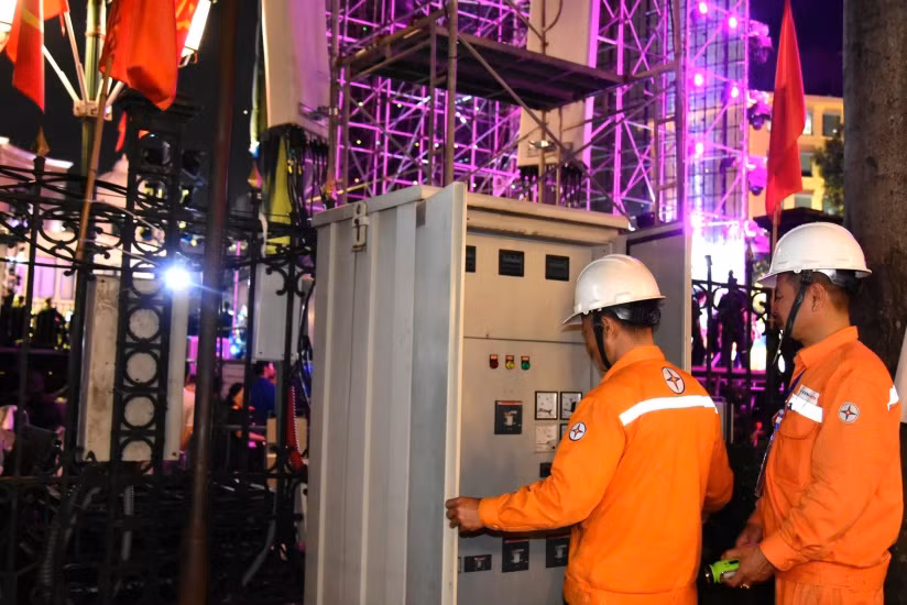 Sẵn sàng ứng phó với mọi tình huống để ánh sáng trên sân khấu, để âm nhạc, lời ca và niềm vui trọn vẹn vang lên không bị gián đoạn (Chương trình Hà Nội - Từ mùa thu lịch sử 1945 tại Nhà hát Lớn)