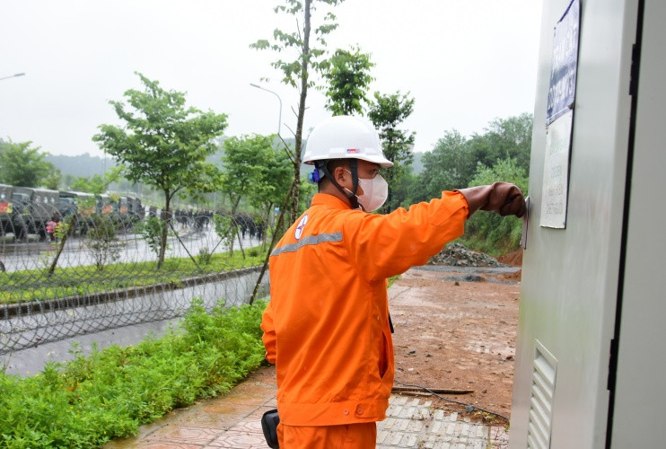 Công nhân EVNHANOI kiểm tra thiết bị điện tại Đại học Quốc gia Hà Nội, nơi hợp luyện của lực lượng Công an nhân dân