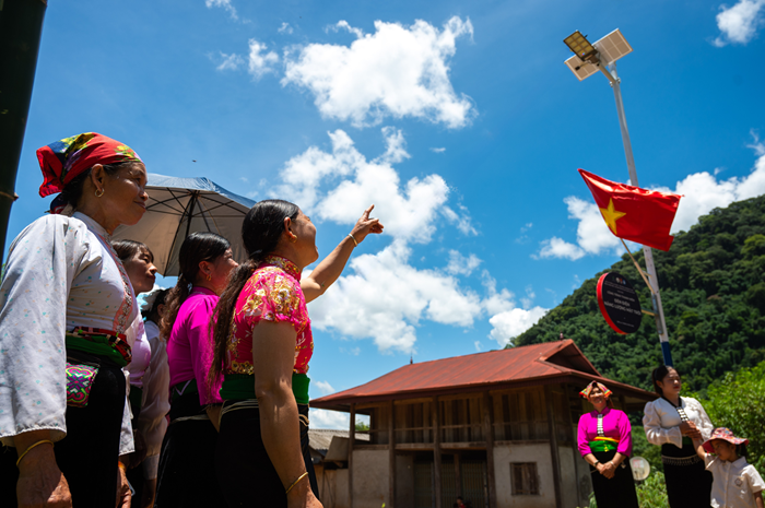 Một đèn năng lượng mặt trời được các sinh viên tình nguyện thuộc Đại học Quốc gia Hà Nội lắp đặt ở xã Song Khủa, Sơn La. Những công trình sử dụng nguồn năng lượng “xanh” và bền vững này sẽ giúp việc di chuyển của người dân được an toàn hơn về đêm. Một đèn năng lượng mặt trời được các sinh viên tình nguyện thuộc Đại học Quốc gia Hà Nội lắp đặt ở xã Song Khủa, Sơn La. Những công trình sử dụng nguồn năng lượng “xanh” và bền vững này sẽ giúp việc di chuyển của người dân được an toàn hơn về đêm.