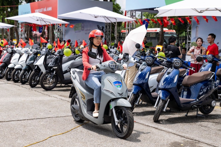 Khách hàng mua xe điện VinFast đang được hưởng nhiều chính sách ưu đãi.