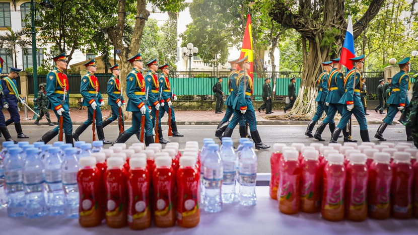 Khối Quốc kỳ Liên bang Nga - hộ tống là đội danh dự đại diện cho ba Quân chủng của các Lực lượng Vũ trang Liên bang Nga: Lục quân, Không quân - Vũ trụ và Hải quân, diễu hành qua các trạm tiếp nước, tiếp sức.