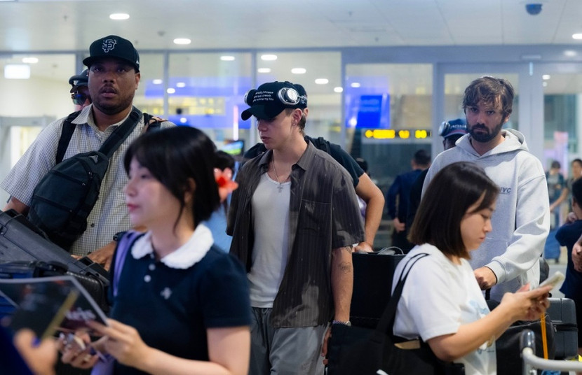 Kid Laroi đặt chân xuống sân bay Nội Bài tối 19/8