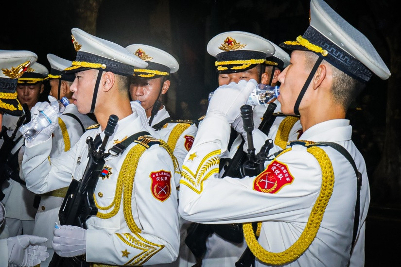 Các quân nhân Trung Quốc mất chưa tới 5 giây để uống hết chai nước, sau đó nhanh chóng xếp lại đội hình, đội ngũ và di chuyển về vị trí.