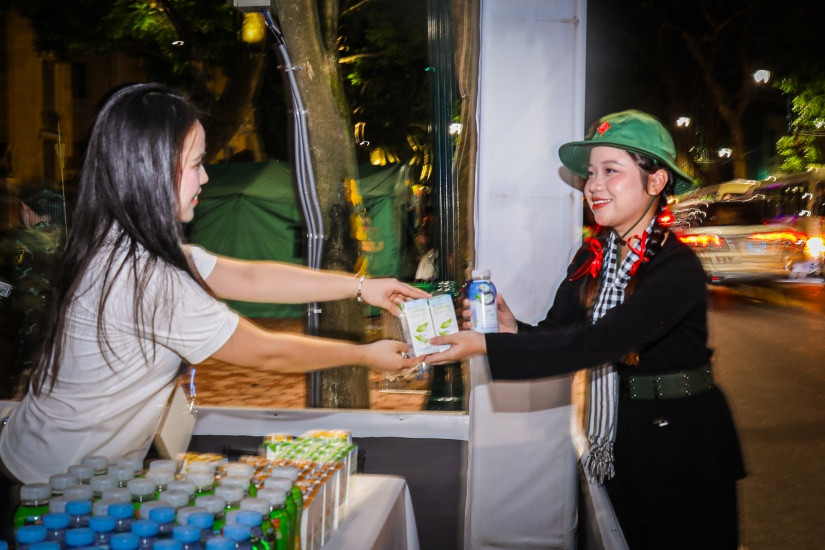 Trong khi đó, tại các trạm tiếp nước, lần lượt các khối diễu binh, diễu hành ghé qua, khẩn trương bổ sung thêm năng lượng cần thiết.