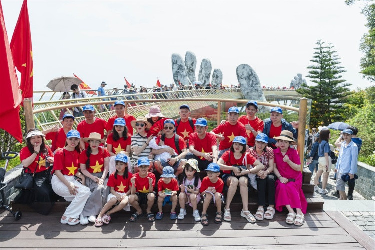 Cầu Vàng sẽ được trang hoàng bằng hàng trăm lá quốc kỳ rực rỡ, trở thành “background” lý tưởng giữa mây trời