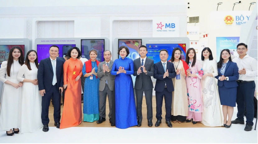 Thống đốc NHNN Nguyễn Thị Hồng chụp ảnh lưu niệm cùng lãnh đạo và cán bộ MB tại Triển lãm Thành tựu đất nước: 80 năm Hành trình Độc lập - Tự do - Hạnh phúc