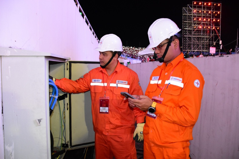 Công nhân EVNHANOI tiến hành kiểm tra thiết bị điện tại Sân vận động Mỹ Đình - Nơi diễn ra concert quốc gia