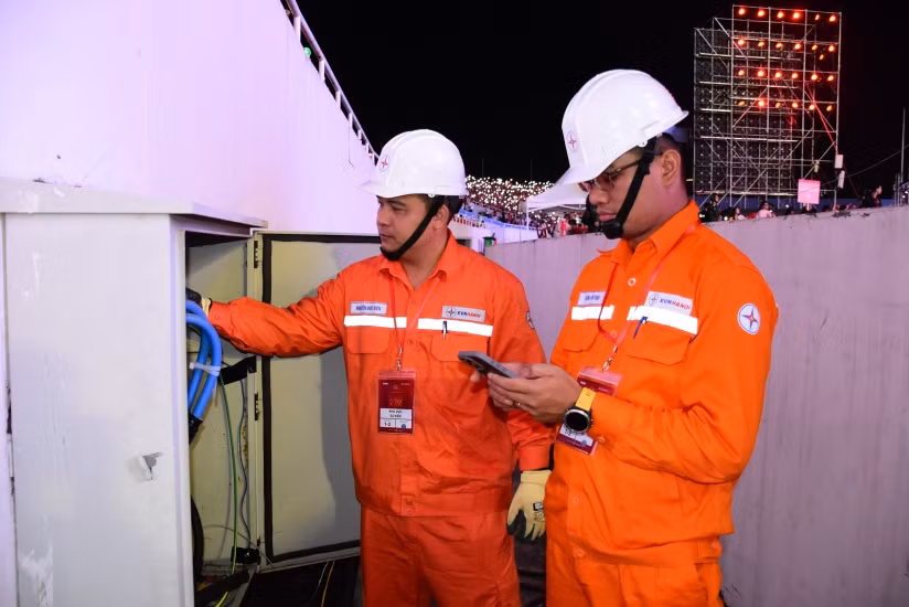 Công nhân EVNHANOI tiến hành kiểm tra thiết bị điện tại Sân vận động Mỹ Đình - Nơi diễn ra concert quốc gia Công nhân EVNHANOI tiến hành kiểm tra thiết bị điện tại Sân vận động Mỹ Đình - Nơi diễn ra concert quốc gia