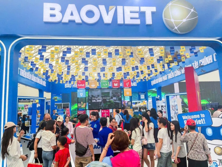 Khách tham quan gian hàng được tư vấn trực tiếp, trải nghiệm các sản phẩm - dịch vụ